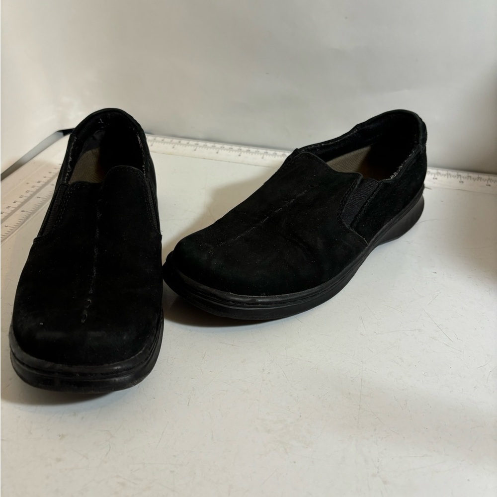 Dr‎ Scholl’s women’s black slip on suede clogs mules in size 6.5